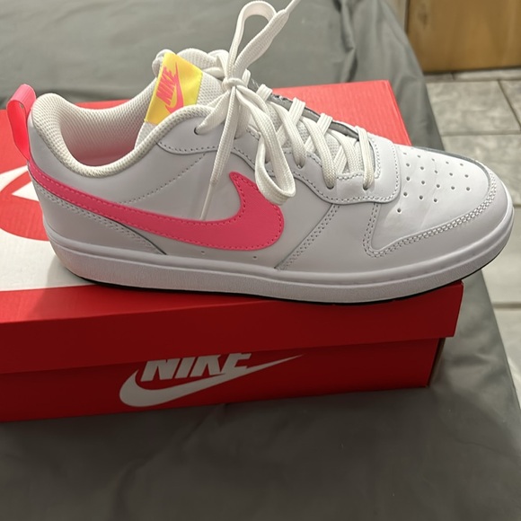 Nike sneakers size 6.5Y, used only once - Picture 3 of 7